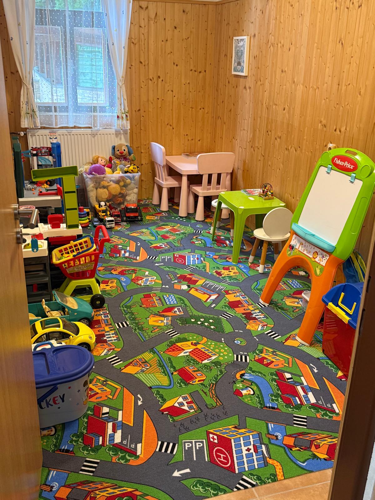 Vnitřní dětská herna plná hraček